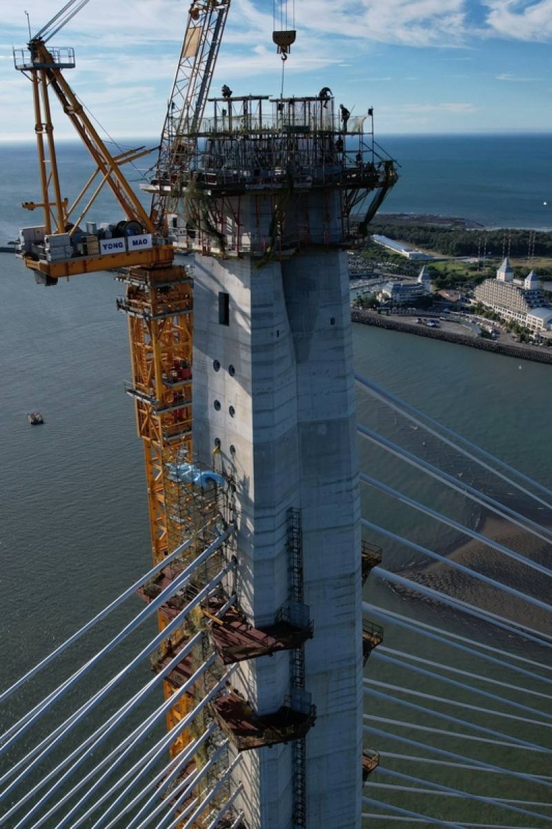 淡江大橋主橋塔高達211公尺、相當於70層樓高。（中央社檔案照片）