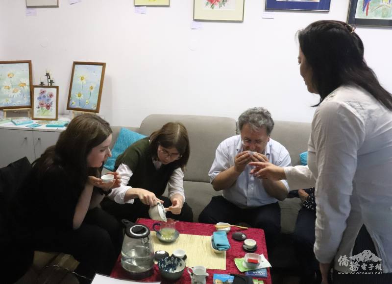 德國民眾首次執壺泡茶，人人覺得新鮮有趣