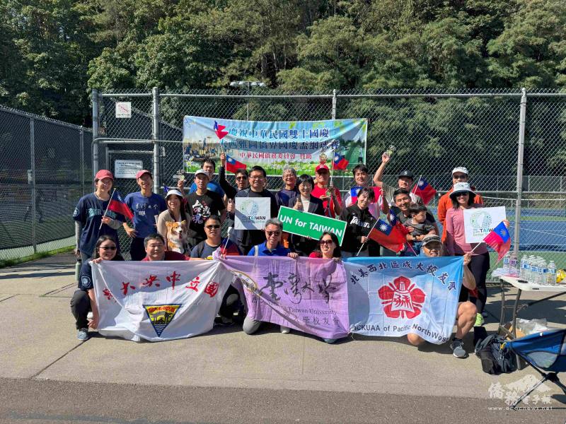 2025 西雅圖臺灣盃網球賽圓滿舉行，駐西雅圖辦事處處長林美呈、 西雅圖文教中心主任王偉讚與全體參賽選手合影留念。