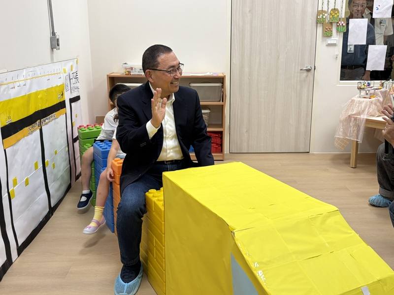 「新北捷運員工子女非營利幼兒園暨新北市政府警察局交通警察大隊安環捷運分隊進駐南機廠」15日舉行啟用典禮，新北市長侯友宜（前）出席典禮並參觀園區與小朋友同樂。
