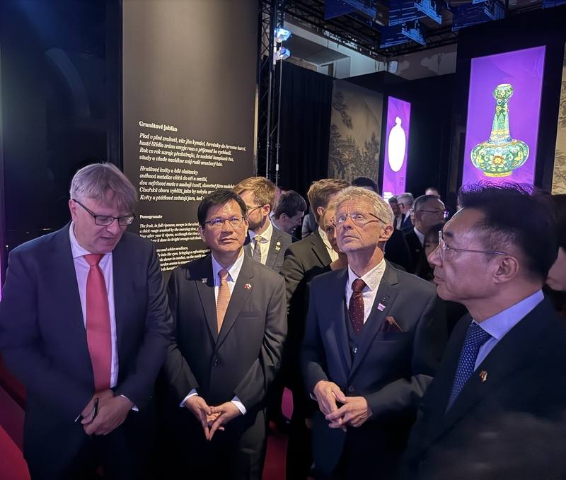 「故宮文物百選及其故事」特展11日在捷克國家博物館盛大揭幕。外交部長林佳龍（左2）也到現場參與，見證台灣文化外交新里程碑時刻。