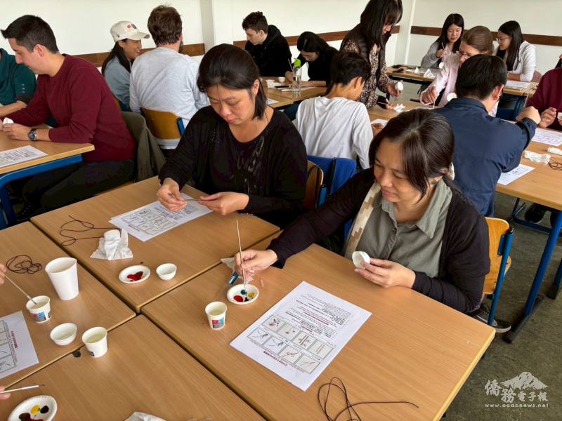 教師學員在茶文化工作坊中體驗審美與倫理價值，激發僑校教學創意