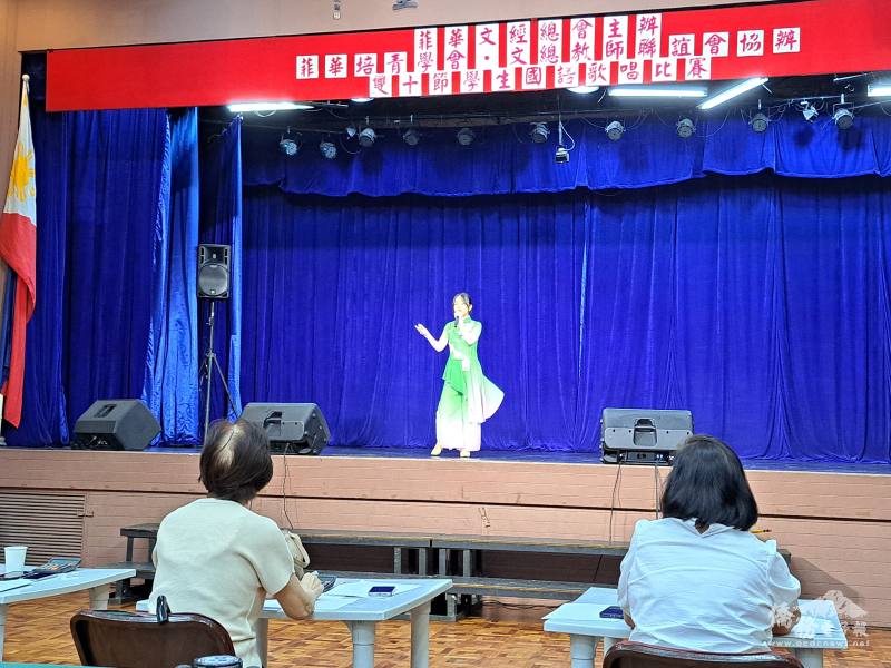 評審老師聚精會神聆聽參賽學生現場演唱表現