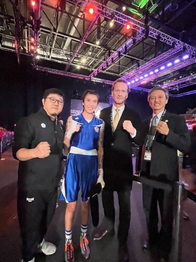 台灣女子拳擊好手黃筱雯（左2）14日在WB拳擊世錦賽女子54公斤級決賽擊敗美國對手摘金，中華民國拳擊協會秘書長彭俊銘（右1）到場見證並合影。（中華民國拳擊協會提供）