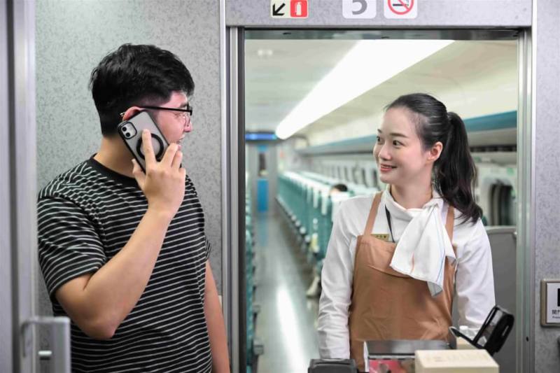 為落實寧靜車廂，台灣高速鐵路股份有限公司宣導即日起旅客用手機須轉靜音，看影片、聽音樂等須戴耳機；有通話需求時移步到車廂玄關處，在車廂內交談時輕聲細語。（台灣高鐵提供）
