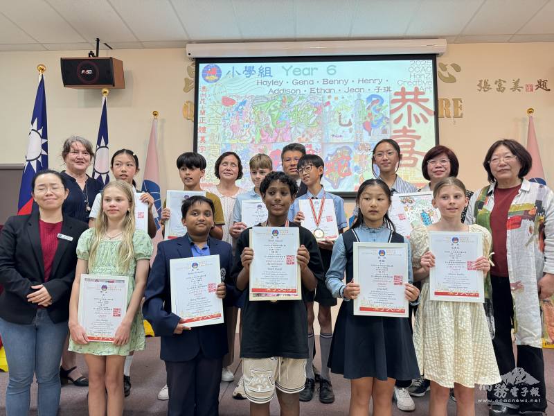 貴賓與彩繪比賽得獎者們合影