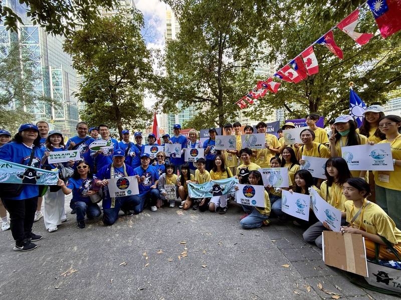 多倫多台僑社區在藍鳥隊主場試辦「台灣日」活動，僑委會海外青年文化大使（FASCA）多倫多分會特別派出數十位年輕義工協助派放票券、紀念品等事宜。