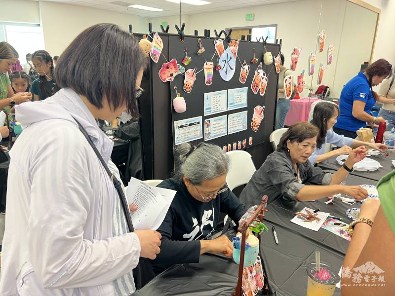 TCML學員喜歡老師陳麗玲設計的「珍奶杯飾品」