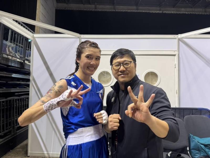 台灣女子拳擊好手黃筱雯（左）14日在WB拳擊世錦賽女子54公斤級決賽擊敗美國勁敵培瑞斯（Yoseline Perez），成功奪下金牌，教練劉宗泰（右）賽後感動愛徒表現。（劉宗泰提供）