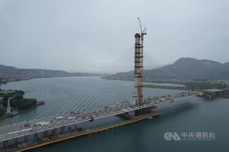 淡江大橋預計明年5月通車，連結新北市淡水、八里，橋梁之美融入淡江夕照成為新地景。（中央社檔案照片）