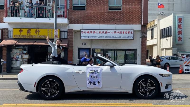 徐佳青搭乘敞篷車沿途向民眾揮手致意