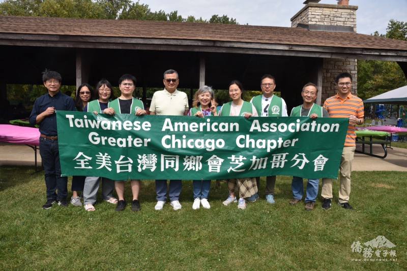大芝加哥臺灣同鄉會會長李秀玲(右5)、理事們與駐芝加哥辦事處處長類延峰(左5)、芝加哥文教中心主任蔡季穎(左1)合影