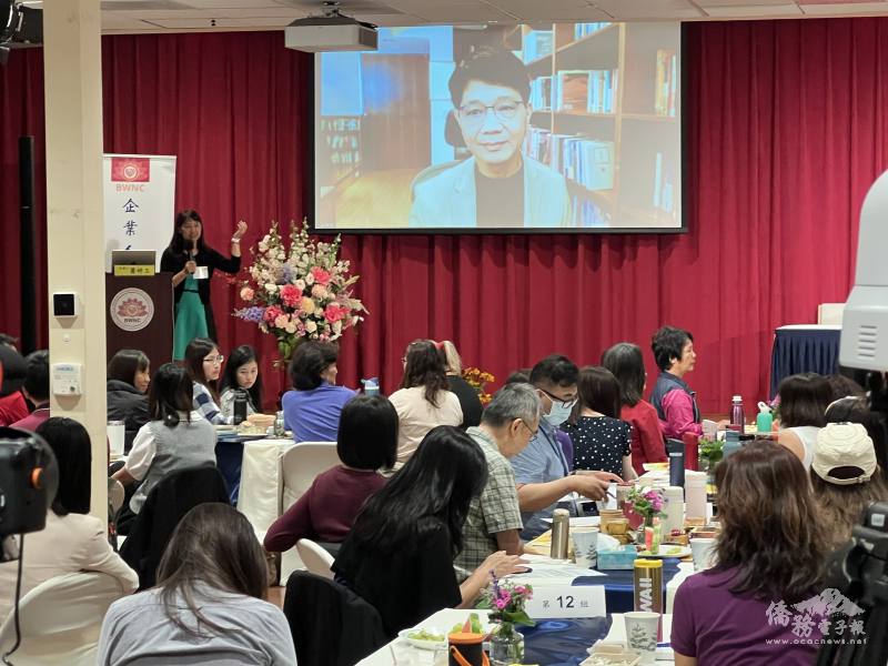 主持人蕭婷玉介紹臺灣著名作家侯文詠