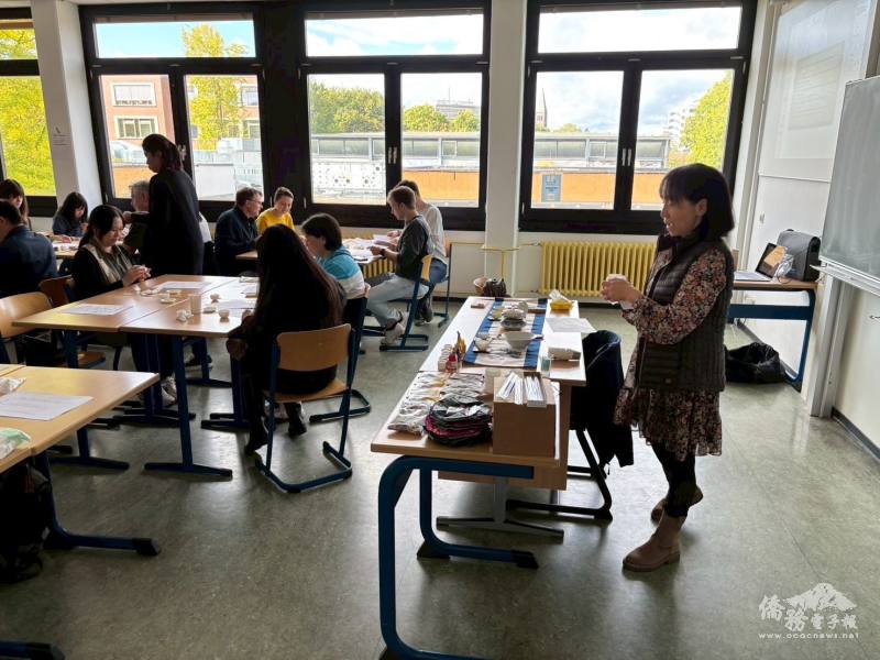 海外民俗文化種子教師王文星於講座中分享臺灣茶文化的精髓，帶領學員體驗茶藝之美，激發文化力與教學靈感