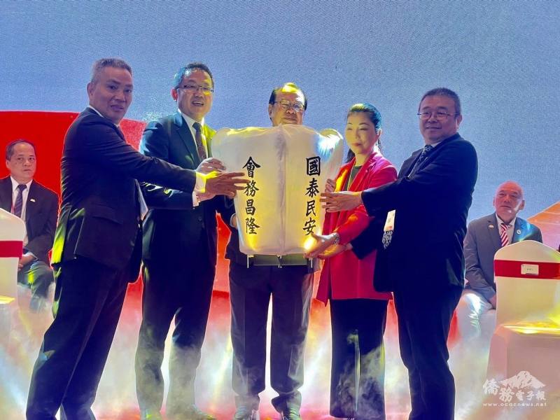 越南臺灣商會聯合總會總會長袁濟凡致詞表示，這屆總會以 「揚帆齊步，共創鴻圖」 為號召，並結合臺客風主題，充分展現出團結一心的氣勢與跨世代的熱情活力