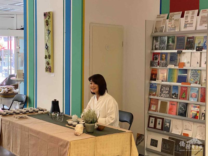 茶藝師詹秀蘭以德文精彩講解東方美人茶的特色與美好