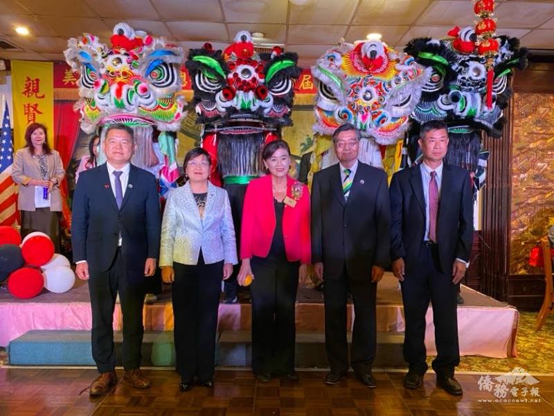 徐佳青（左2）與駐洛杉磯辦事處處長紀欽耀（左1）、聯邦眾議員趙美心（中）、美洲龍岡親義總公所主席關泰和（右2）、羅省中華會館主席聶澤英（右1）等人出席歡迎公宴