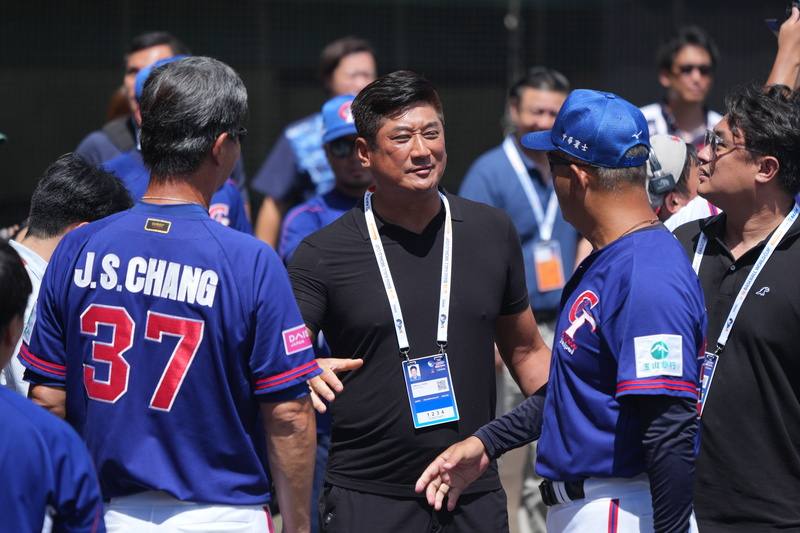 U18世界盃棒球賽季軍戰台灣與韓國交手打得激烈，台灣隊終場以3比2奪下季軍，賽後中華民國棒球協會理事長辜仲諒（中）到場向教練致意。