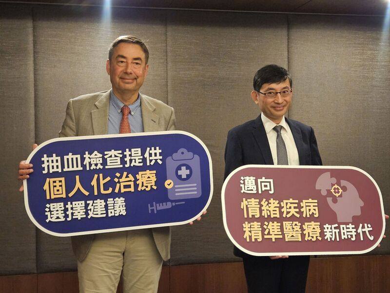 全台約200萬人因情緒疾病就醫，美國亞利桑那大學醫學院教授尼庫勒斯古（Alexander Niculescu）（左）與國立成功大學醫學院醫學系精神學科特聘教授楊延光（右）分享最新檢驗技術。
