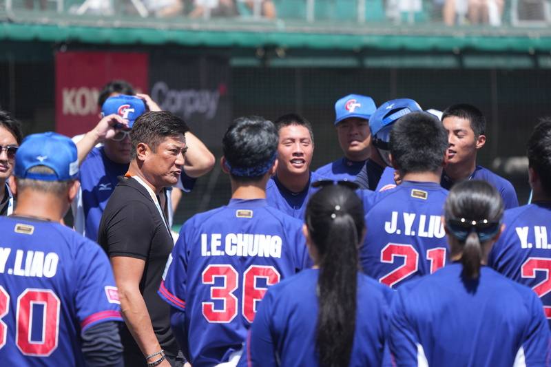 U18世界盃棒球賽季軍戰台灣與韓國交手打得激烈，台灣隊終場以3比2奪下季軍，賽後中華民國棒球協會理事長辜仲諒（後左）到場給球員勉勵。
