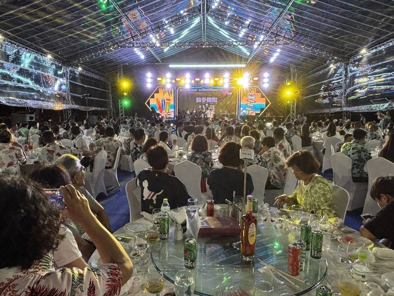 越南台商聯合總會代表大會13到14日於越南峴港召開，集結逾300名貴賓，以「台灣尚勇、台商尚讚」為號召，現場充滿台灣味。14日惜別晚宴，眾人身穿花襯衫、藍白拖，展現團結與活力。