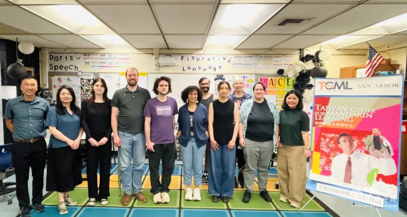 臺灣華語文學習中心中級班學生，與中文學校校長王珍琿(左2)，教師鄭亦螢(右1)、葉劉崑(左1)，秋季班開學合照留念