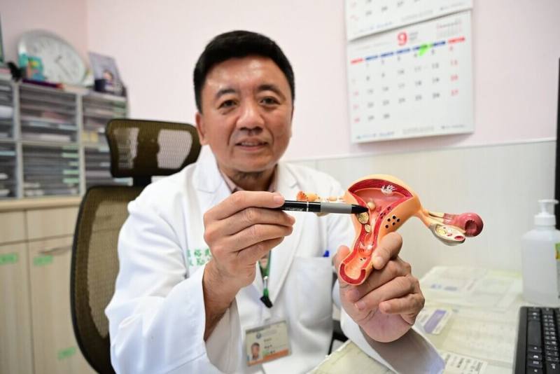 亞洲大學附屬醫院婦癌科主任葛裕民（圖）提醒，子宮內膜癌死亡率高，女性一旦停經進入更年期，若仍有出血量過多、天數超長等情形，一定要提高警覺，務必儘速就醫。（亞大醫院提供）