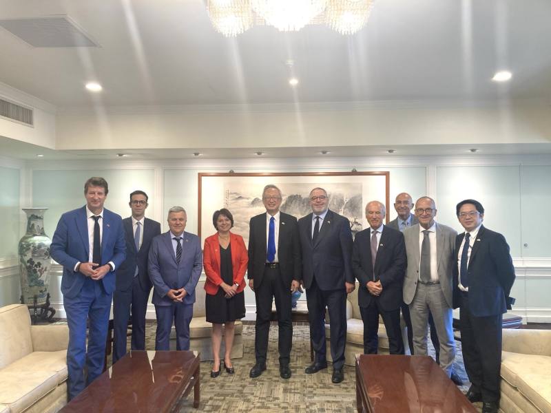 外交部政務次長吳志中與參議院友台小組代表團合影。