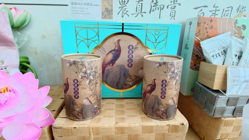 故宮博物院與嘉義縣政府創設的「嘉義優鮮」品牌聯名，以故宮典藏意象結合34項嘉義農產，包裝直接引用故宮收藏品圖案，在中秋節前夕推出兼具「美味、美學、故事性」的文化伴手禮。