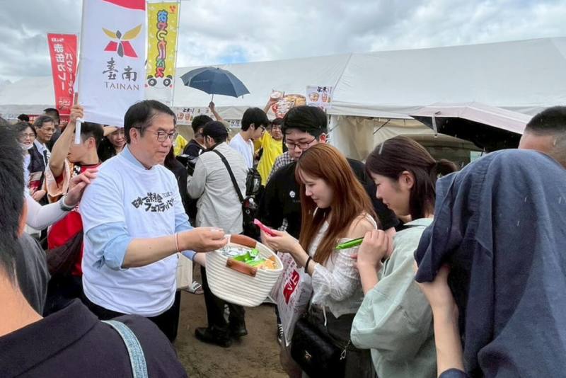 台南市長黃偉哲（前左1）受邀前往日本山形市參訪，14日出席「日本第一芋煮節」開幕活動，向當地民眾行銷台南農特產品。（台南市政府提供）