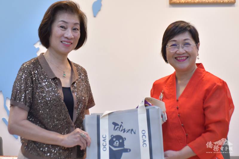 徐佳青致贈僑委會紀念品予中南美洲臺灣商會聯合總會總會長林幸昭