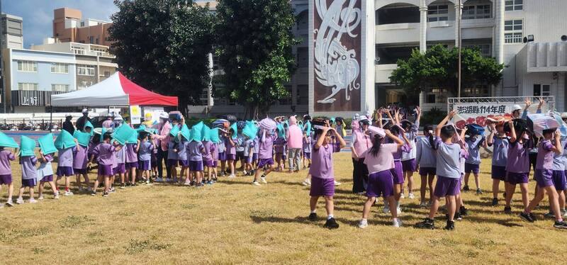 澎湖縣政府辦理國家防災日示範演練，16日在馬公中興國小進行地震避難、火災處置等複合式防災演練，學童們配合引導集合在操場空曠處。