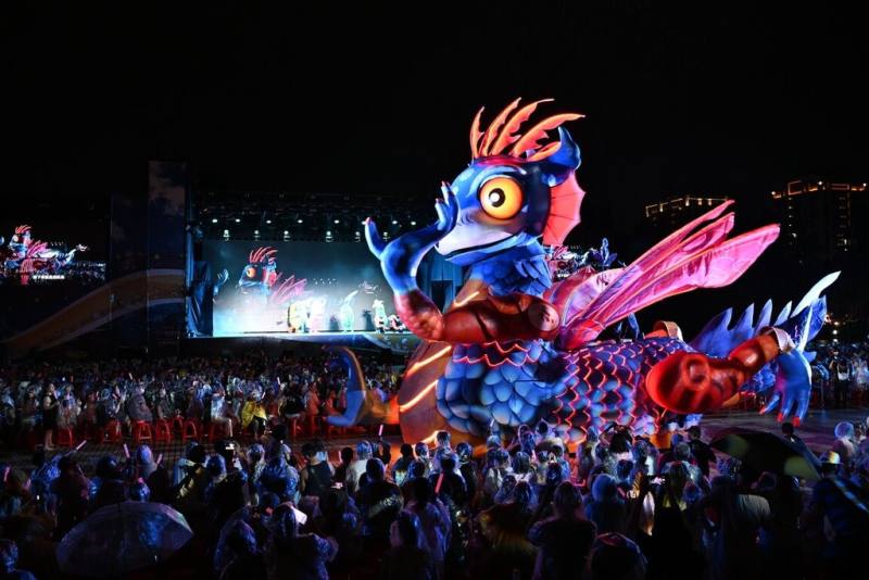 2025客家親子劇「燈怪」高雄場19日起一連3天演出，由紙風車設計打造的大型機械道具「燈燈國王」內含5000多個手工機械零件，能移動四肢、張嘴噴氣、展翅、眨眼，甚至能與觀眾「互動對話」。（紙風車劇團提供）