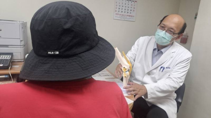 衛福部台北醫院復健科主任葉圜叡（右）表示，日常走路、站立或運動時，經常出現足部疼痛、膝關節痠痛或腰背不適，可量身打造鞋墊，治療改善。（台北醫院提供）