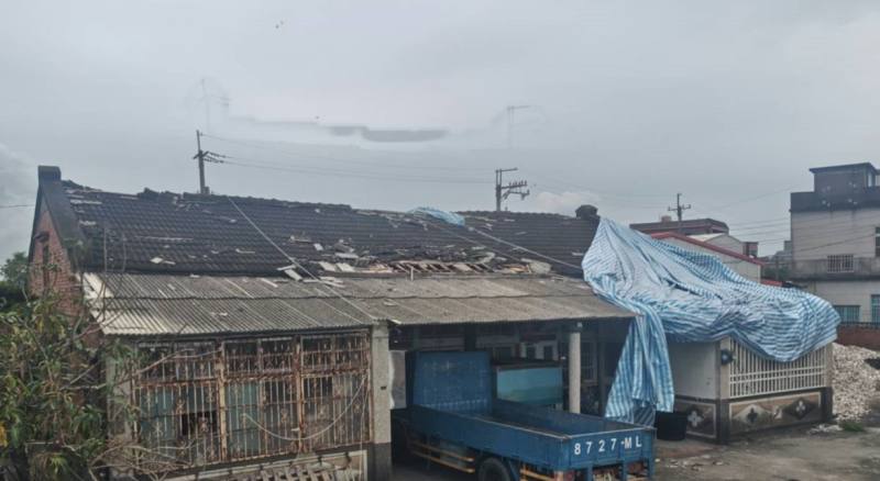 國土署中工分署同仁在嘉義東石鄉勘查丹娜絲風災民宅受損情形