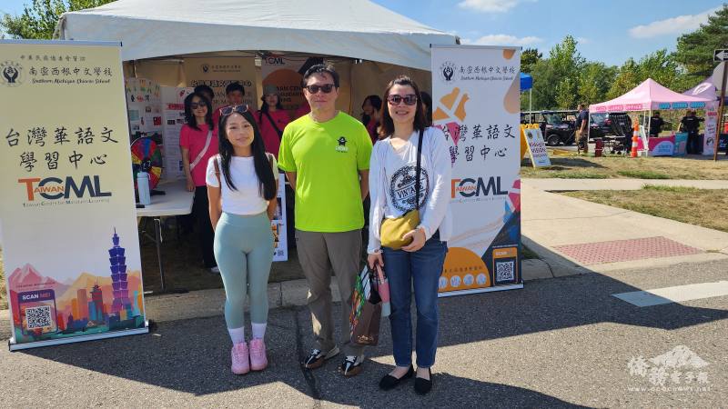 南密西根中文學校臺灣華語文學習中心（TCML）主任暨僑務顧問林志嘉，及老師黃珮淇與游文月