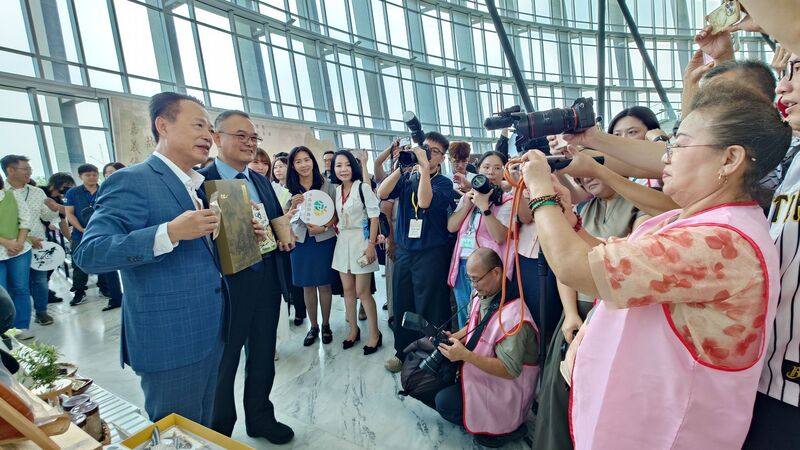 故宮博物院與嘉義縣政府創設的「嘉義優鮮」品牌聯名，以故宮典藏意象結合34項嘉義農產，打造兼具「美味、美學、故事性」的文化伴手禮，16日在故宮南院由嘉義縣長翁章梁（左）、故宮博物院長蕭宗煌（左2）一同開箱。