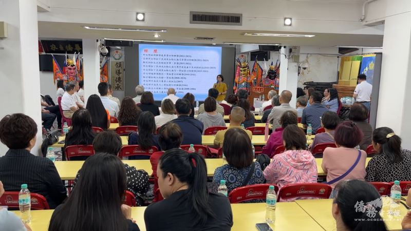 陳慧芬與僑胞們共同討論外交定義