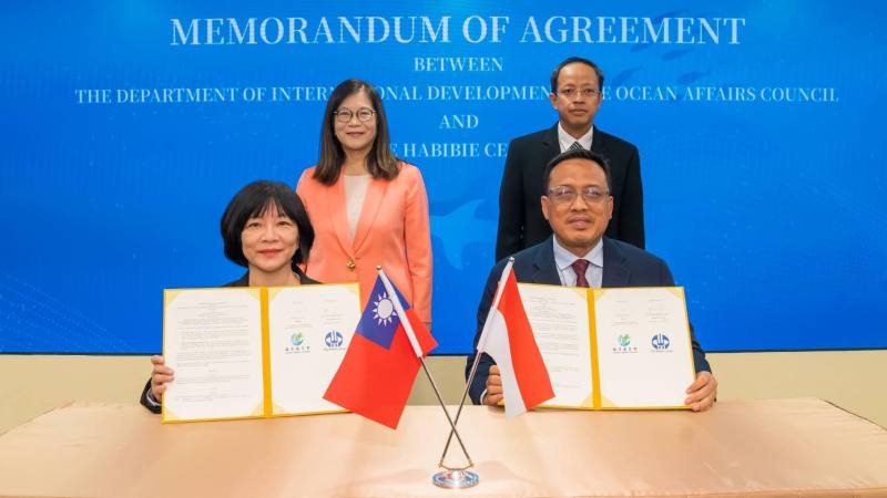 《海洋廢棄物治理合作備忘錄》由海委會管碧玲主委(左2)及印尼駐台代表艾吏福先生(右2)共同見證，簽署人為海委會國際發展處李珊瑩處長(左1)及哈比比中心執行長安索里先生(右1)