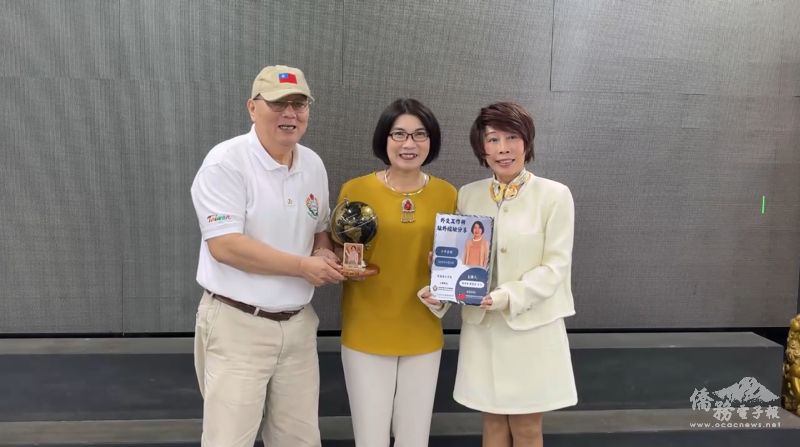 中華會館理事長朱榮卿（左）、正能量讀書會班長郭汶雪（右）致贈紀念品感謝駐東方市總領事陳慧芬精彩演講（中）