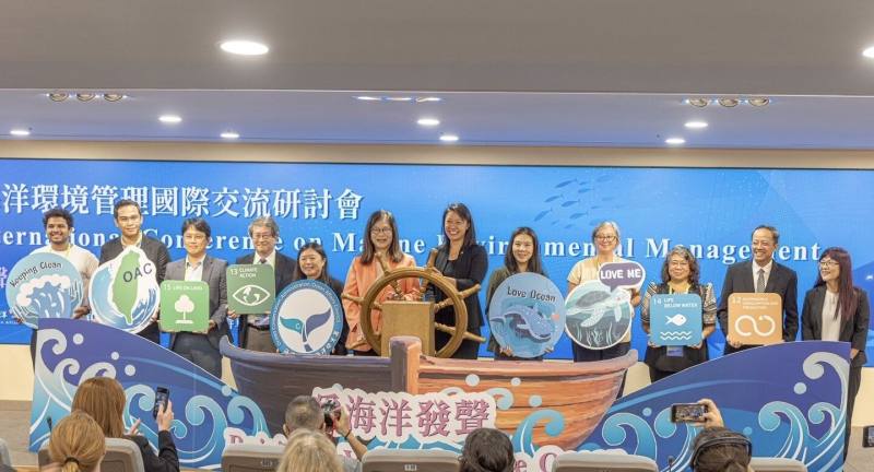 管碧玲主委與美國環保署代表共同掌舵，象徵印太夥伴國共同推進海洋環境治理，為實現「無塑海洋、永續印太」的願景