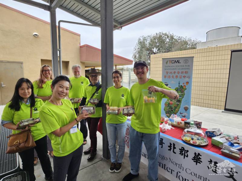 SD-TCML學員開心展示親手做的冰皮月餅