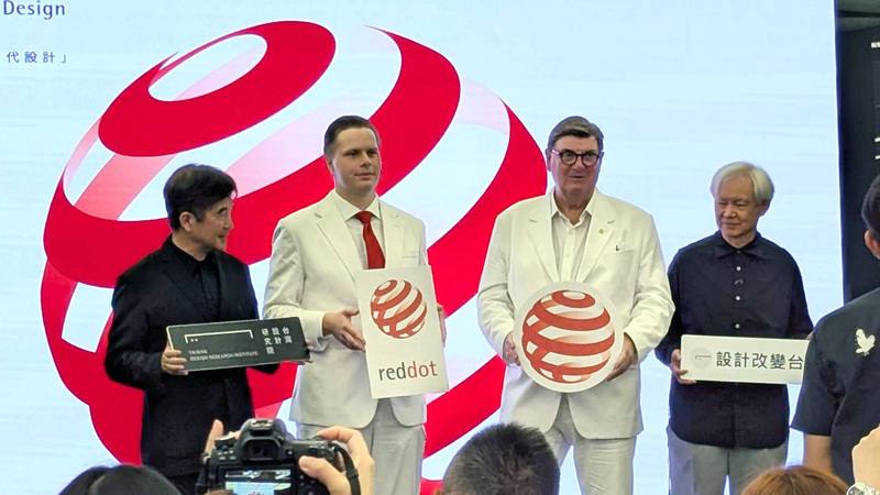 台灣設計研究院15日舉行「紅點設計獎巡迴特展：『台灣當代設計』」開幕記者會，由紅點設計獎執行長彼得賽克（Peter Zec）（右2）、策展人喬瓦賽克（Jova Zec）（左2）、設研院長張基義（左1）、世界設計組織（WDO）區域顧問張光民（右1）共同揭開序幕。