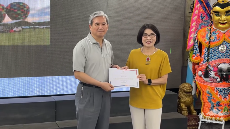 陳慧芬（右）代頒上巴拉納省省長蘭迪（Landy Torres）感謝狀給贊助僑胞，圖左為僑務委員郭鳳文