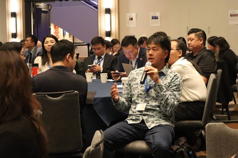 美國非政府倡議組織「台灣人公共事務會」的年度倡議大會13日起在華府舉行，台裔阿拉斯加人陳奕正（拿麥克風者）飛越美國參與。