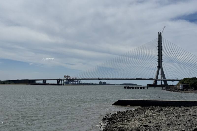 淡江大橋16日合龍，展現連接淡水河口兩岸的美麗景象，八里淡水店家期待未來通車後，能帶來更大商機。