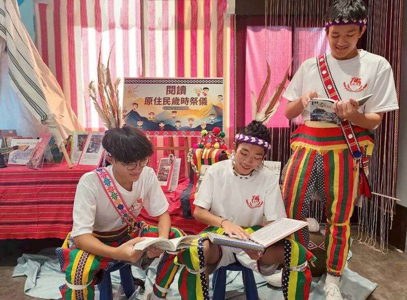 新北市立圖書館鶯歌分館把原住民「歲時祭儀」搬進圖書館，16日起將透過主題書展、部落繪本講堂、聽故事學族語、部落走讀、部落手作學習體驗等方式，邀親子共學認識原民文化。（新北市立圖書館提供）