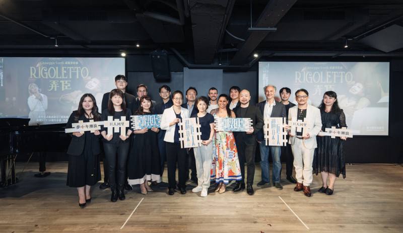 台中國家歌劇院10月將推出威爾第歌劇「弄臣」，藝術總監邱瑗（前排左5）表示，這次選用已故澳洲名導莫辛斯基（Elijah Moshinsky）版本，將時空轉移到二戰後的義大利，奢靡上流搭上黑手黨，與經典呼應。（台中國家歌劇院提供）