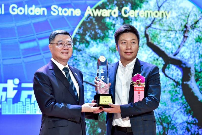 行政院長卓榮泰15日出席「第33屆中華建築金石獎」頒獎典禮