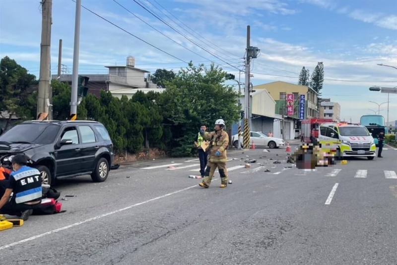 台南市麻豆區新生北路與新興街口6月18日上午發生自小客車與機車事故，機車騎士54歲沈女與後座85歲母親2人當場都失去生命跡象，搶救後送醫不治。（讀者提供）